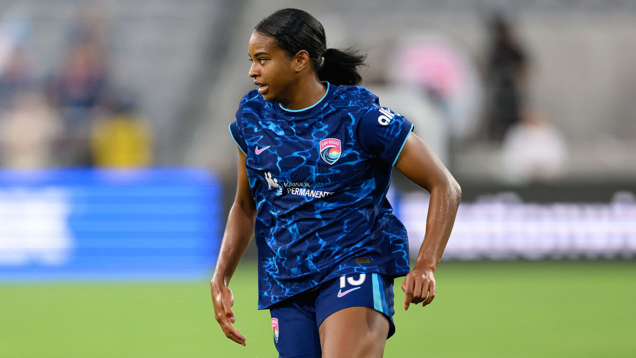 SAN DIEGO, CA - AUGUST 21: Trinity Byars #15 of San Diego Wave FC looks downfield for a pass during a game between Utah Royals FC and San Diego Wave FC at Snapdragon Stadium on August 21, 2026 in San Diego, California.