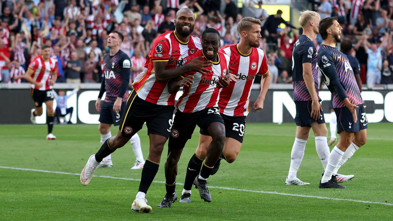 Brentford's Italian defender #33 Michael Kayode (C) celebrates with Brentford's Brazilian striker #09 Igor Thiago (L) after scoring the team's third goal during the English Premier League football match between Brentford and Tottenham Hotspur at the Gtech Community Stadium in London on August 22, 2026. / RESTRICTED TO EDITORIAL USE. No use with unauthorized audio, video, data, fixture lists, club/league logos or 'live' services. Online in-match use limited to 120 images. An additional 40 images may be used in extra time. No video emulation. Social media in-match use limited to 120 images. An additional 40 images may be used in extra time. No use in betting publications, games or single club/league/player publications. /