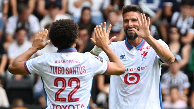 Lille's Portuguese defender #22 Tiago Santos (L) celebrates with teammates after scoring his team's first goal during the French L1 football match between Angers SCO and LOSC Lille at the Stade Raymond Kopa in Angers, western France on August 23, 2026.