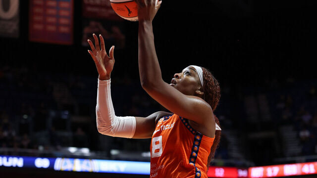 UNCASVILLE, CT - AUGUST 25: Aaliyah Edwards #8 of the Connecticut Sun drives to the basket during the game against the Chicago Sky on August 25, 2026 at the Mohegan Sun Arena in Uncasville, Connecticut. Mandatory Copyright Notice: Copyright 2026 NBAE