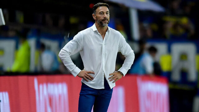 BUENOS AIRES, ARGENTINA - NOVEMBER 20: Cristian Gonzalez head coach of Union looks on during a Liga Profesional 2024 match between Boca Juniors and Union at Estadio Alberto J. Armando on November 20, 2024 in Buenos Aires, Argentina.