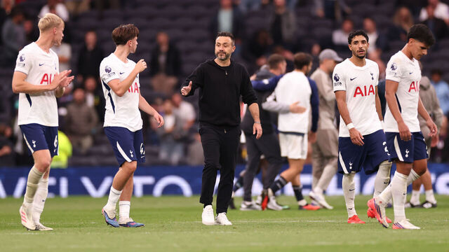 LONDON, ENGLAND - AUGUST 29: Roberto De Zerbi, Manager / Head Coach of Tottenham Hotspur with his dejected players after the Premier League 2026/27 match between Tottenham Hotspur and Newcastle United at Tottenham Hotspur Stadium on August 29, 2026 in London, United Kingdom.