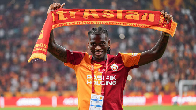 ISTANBUL, TURKIYE - AUGUST 29: Galatasaray's new signing Rafael Leao greets the fans after the Turkish Super Lig week 3 match between Galatasaray and Goztepe at RAMS Park in Istanbul, Turkiye on August 29, 2026.