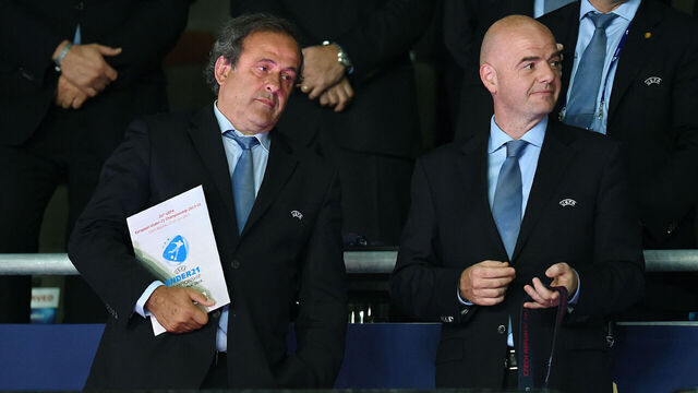 (GERMANY OUT) FUSSBALL International UEFA U21-EUROPAMEISTERSCHAFT 2015 FINALE in PragSchweden - PortugalSiegerehrung UEFA Praesident Michel Platini (li, Frankreich) und UEFA-Generalsekretär Gianni Infantino (re, Schweiz)