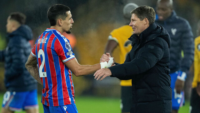 WOLVERHAMPTON, ENGLAND - NOVEMBER 22: Daniel Munoz and Oliver Glasner of Crystal Palace during the Premier League match between Wolverhampton Wanderers and Crystal Palace at Molineux on November 22, 2025 in Wolverhampton, United Kingdom.