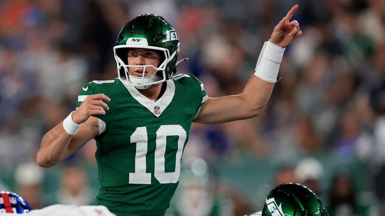 EAST RUTHERFORD, NEW JERSEY - AUGUST 28: Cade Klubnik #10 of the New York Jets calls out the play during the first half of a preseason game against the New York Giants at MetLife Stadium on August 28, 2026 in East Rutherford, New Jersey.