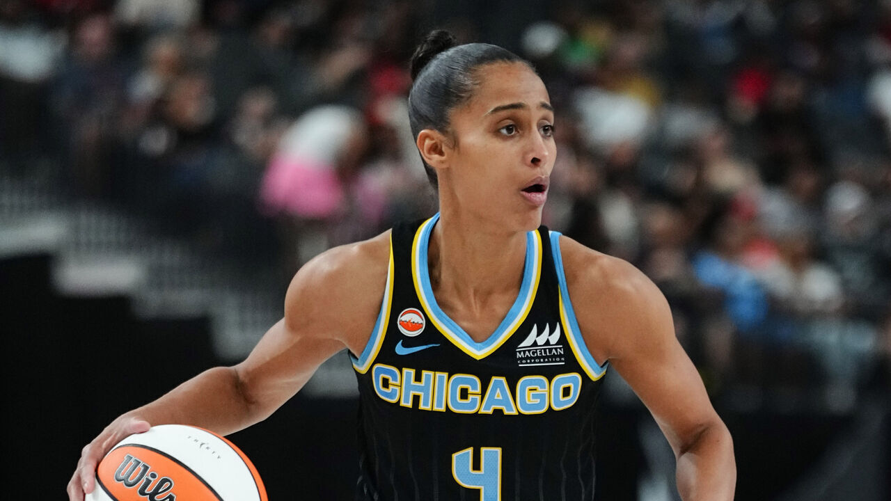 LAS VEGAS, NV - JULY 3: Skylar Diggins #4 of the Chicago Sky dribbles the ball during the game against the Las Vegas Aces on July 3, 2026 at Michelob ULTRA Arena n Las Vegas, Nevada. Mandatory Copyright Notice: Copyright 2026 NBAE