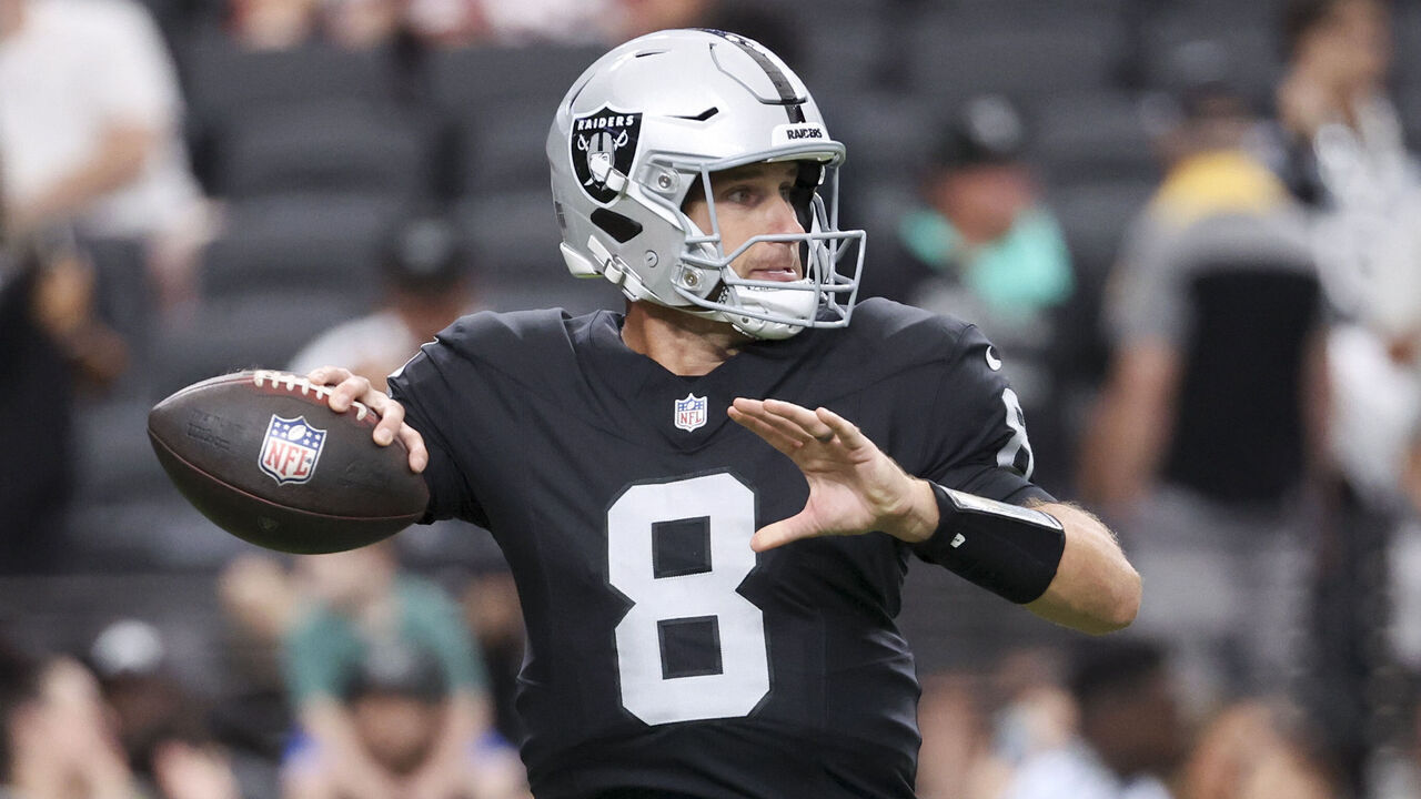 LAS VEGAS, NEVADA - AUGUST 27: Kirk Cousins #8 of the Las Vegas Raiders warms up before a preseason game against the San Francisco 49ers at Allegiant Stadium on August 27, 2026 in Las Vegas, Nevada.