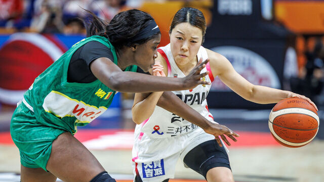 04 September 2026, Berlin: Women's Basketball: World Championship, Japan vs. Mali, Preliminary Round, Group A, Matchday 1. Mai Yamamoto (right, Japan) battles Djeneba N Diaye (left, Mali) for the ball. Photo: Andreas Gora/dpa
