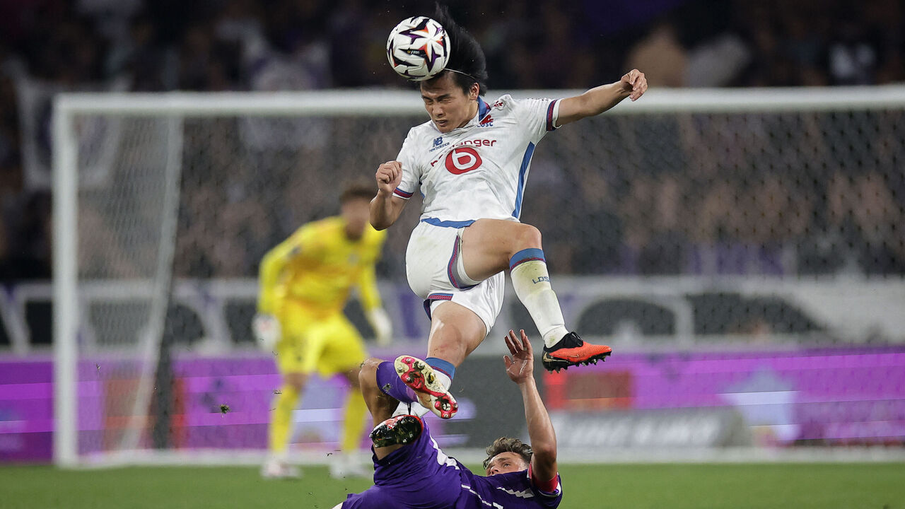 Lille's Japenese forward #18 Ayase Ueda (top) heads the ball during the French L1 football match between Toulouse Football Club (TFC) and Lille LOSC at the Stadium in Toulouse, southwestern France, on September 3, 2026.