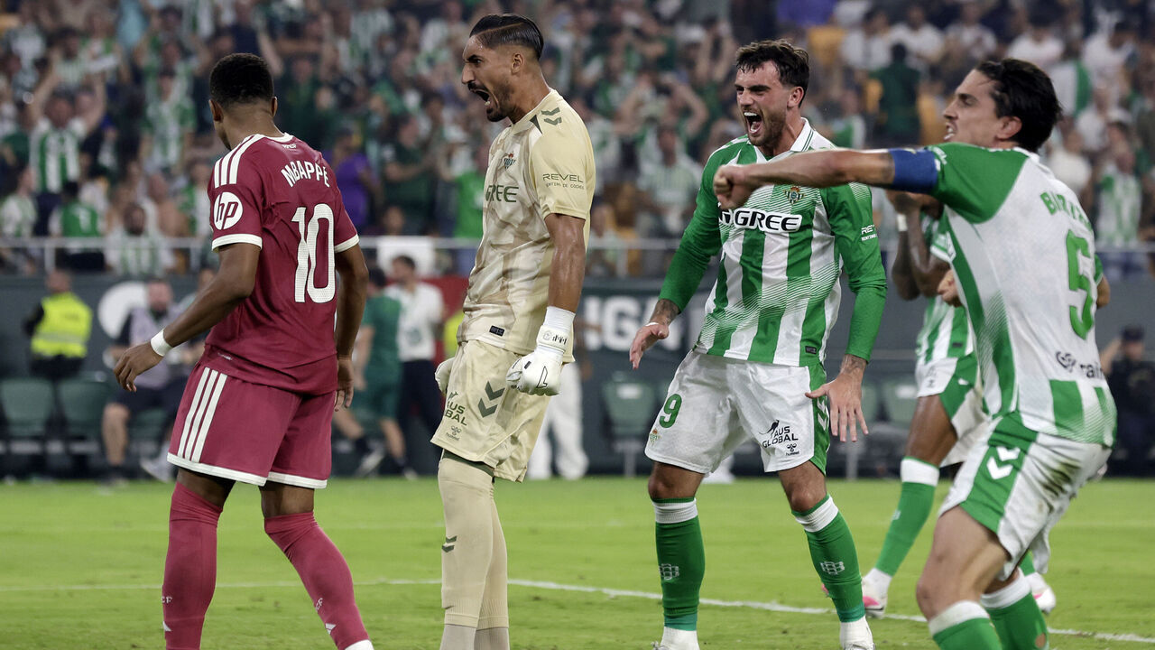 SEVILLA, SPAIN - SEPTEMBER 4: Kylian Mbappe of Real Madrid disappointed after missing a penalty and Alvaro Valles of Real Betis, Troy Parrott of Real Betis celebrating the missed penalty in the face of Kylian Mbappe of Real Madrid during the LaLiga EA Sports match between Real Betis v Real Madrid at the Estadio La Cartuja on September 4, 2026 in Sevilla Spain