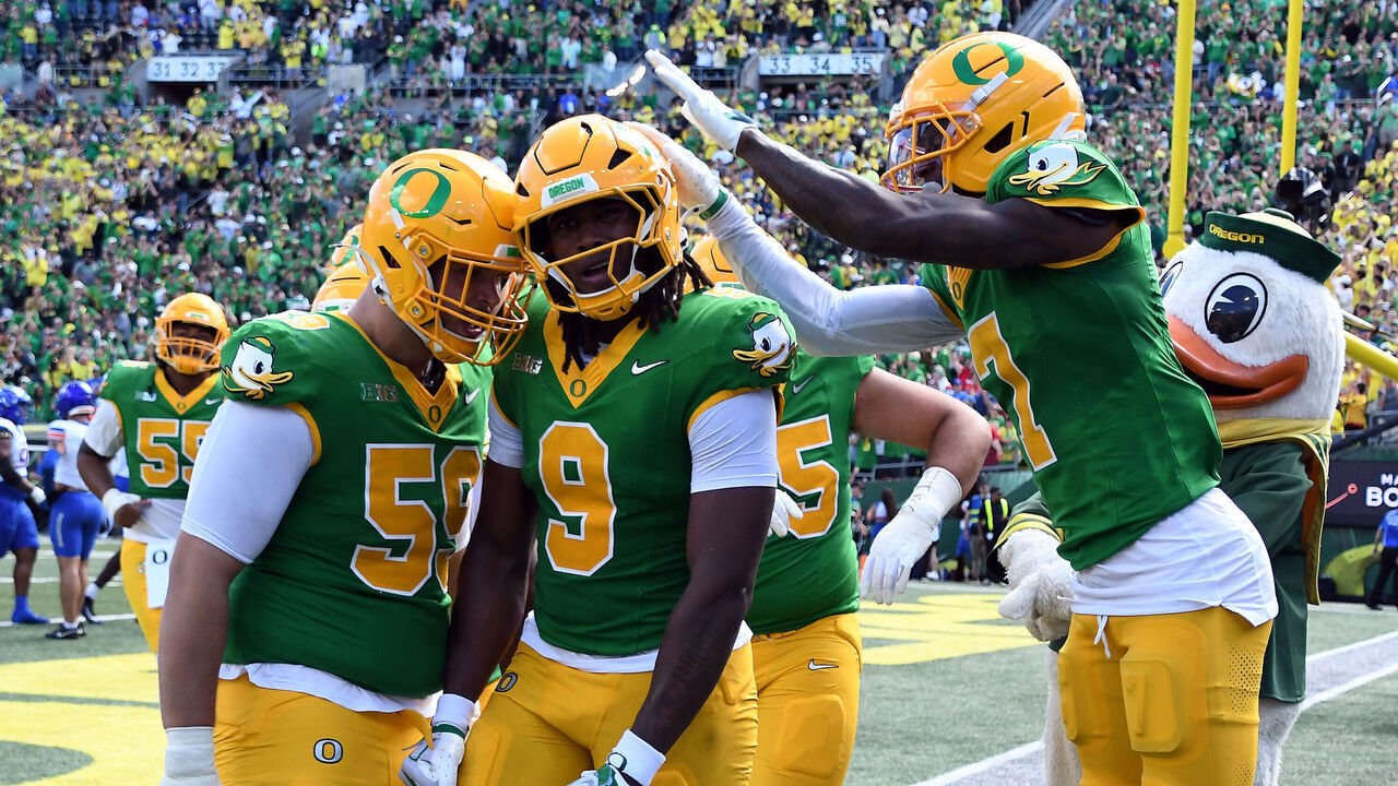 EUGENE, OR - SEPTEMBER 05: Oregon Ducks tight end Jamari Johnson (9) reacts with offensive lineman Fox Crader (59) and wide receiver Evan Stewart (7) after a 27-yard touchdown in the second quarter during a college football game between the Oregon Ducks and Boise State Broncos on September 5, 2026 at Autzen Stadium in Eugene, Oregon.