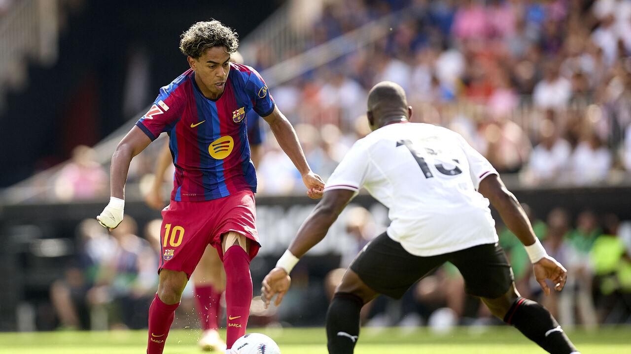 VALENCIA, SPAIN - SEPTEMBER 06: Lamine Yamal of FC Barcelona competes for the ball with Aliou Dieng of Valencia CF during the LaLiga EA Sports 2026/27 match between Valencia CF and FC Barcelona at Estadi de Mestalla on September 06, 2026 in Valencia, Spain.