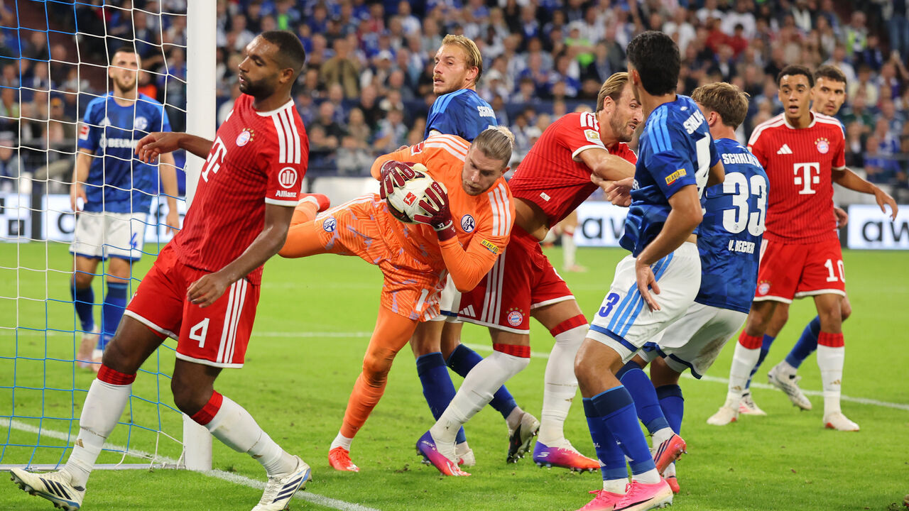 GELSENKIRCHEN, GERMANY - SEPTEMBER 05: Loris Karius of FC Schalke 04 makes a save whilst under pressure from during the Bundesliga 2026/27 match between FC Schalke 04 and FC Bayern München at Veltins-Arena on September 05, 2026 in Gelsenkirchen, Germany.