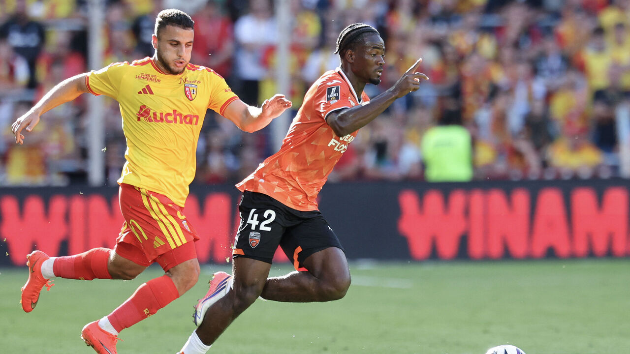 Lens' Algerian midfielder #08 Yacine Titraoui (L) and Lorient's French forward #42 Mamadou Kone fight for the ball during the French L1 football match between RC Lens and FC Lorient at the Stade Bollaert-Delelis in Lens, northern France, on September 5, 2026.