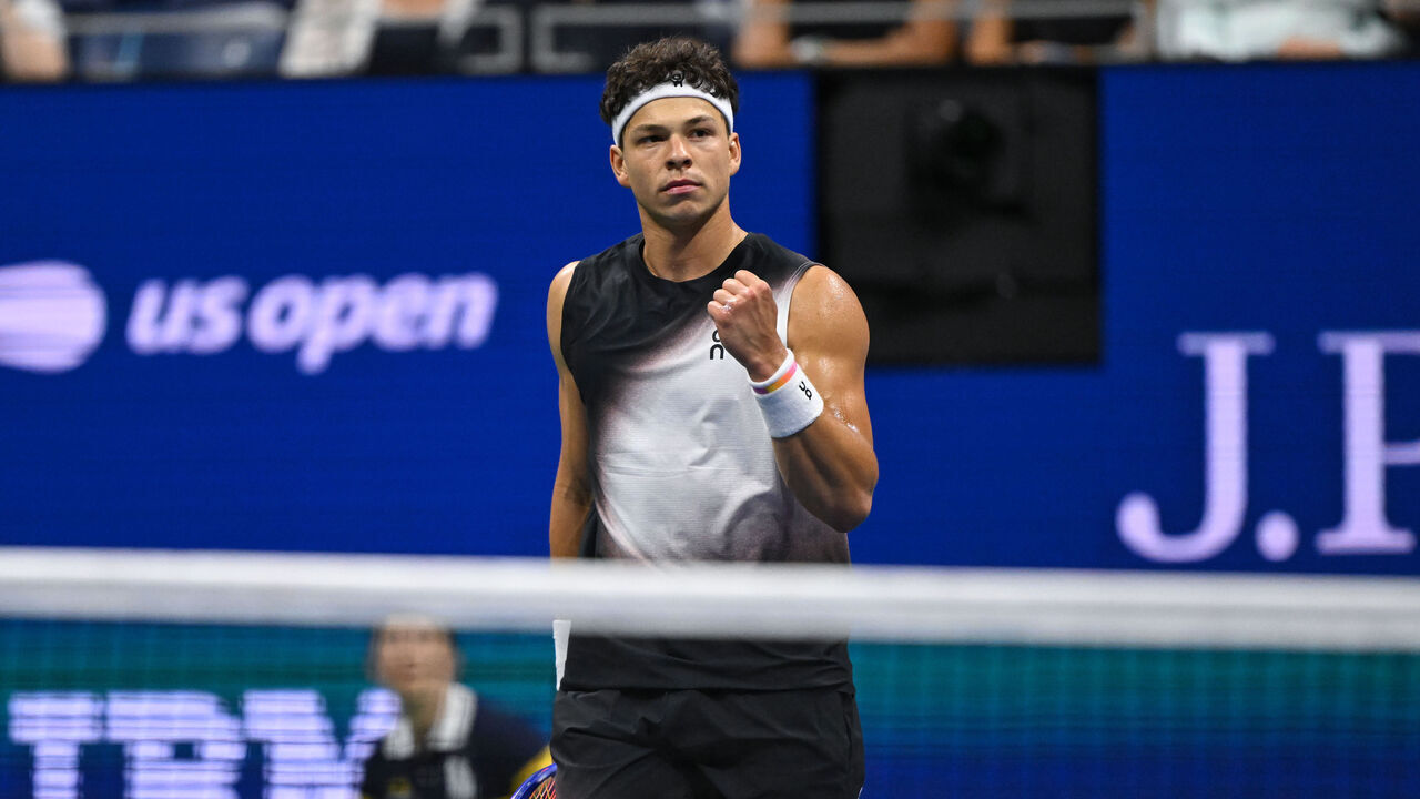 NEW YORK, NEW YORK - SEPTEMBER 06: Ben Shelton reacts against Stefanos Tsitsipas during a Men's Singles match on Day Eight of the 2026 US Open at USTA Billie Jean King National Tennis Center on Sunday, September 6, 2026 in Flushing, NY.