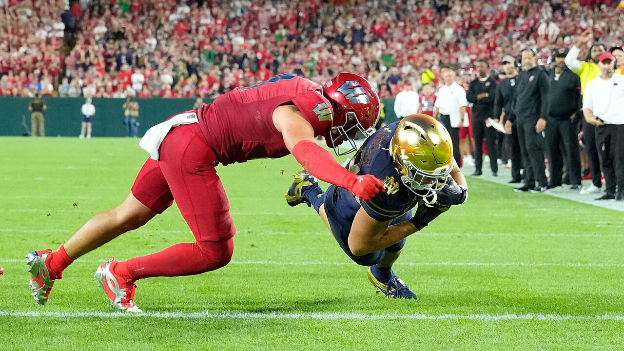 GREEN BAY, WISCONSIN - SEPTEMBER 06: James Flanigan #88 of the Notre Dame Fighting Irish catches a 13-yard touchdown pass in the first quarter against the Wisconsin Badgers at Lambeau Field on September 06, 2026 in Green Bay, Wisconsin.