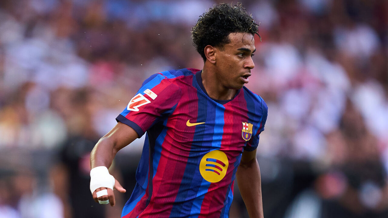 VALENCIA, SPAIN - SEPTEMBER 06: Lamine Yamal of FC Barcelona with the ball during the LaLiga EA Sports 2026/27 match between Valencia CF and FC Barcelona at Estadi de Mestalla on September 06, 2026 in Valencia, Spain.
