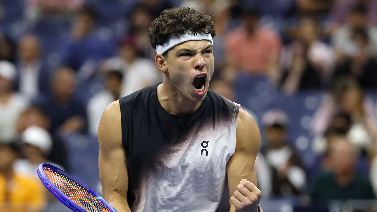 NEW YORK, NEW YORK - SEPTEMBER 08: Ben Shelton of the United States reacts against Carlos Alcaraz of Spain during their Men's Singles Quarterfinal match on Day Ten of the 2026 US Open at USTA Billie Jean King National Tennis Center on September 08, 2026 in the Flushing neighborhood of the Queens borough of New York City.