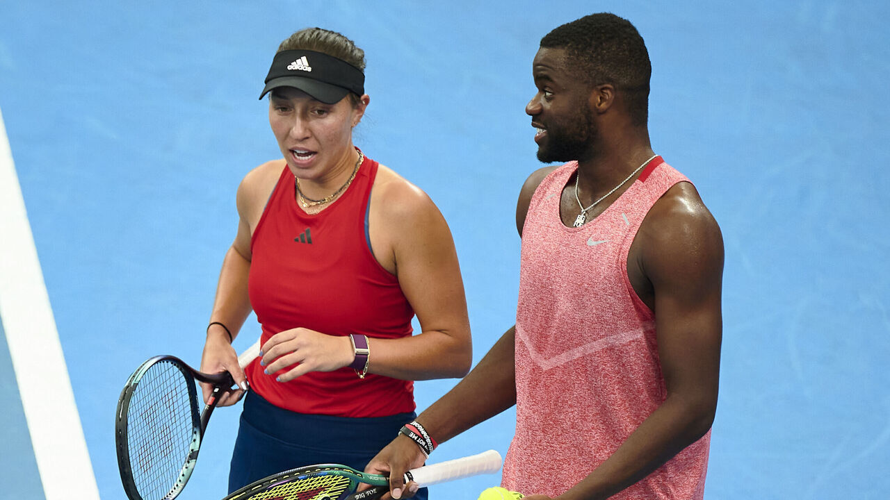 SYDNEY, AUSTRALIA - JANUARY 03: Frances Tiafoe and Jessica Pegula of the USA react in the Group C match against Laura Siegemund and Daniel Altmaier of Germany during day six of the 2023 United Cup at Ken Rosewall Arena on January 03, 2023 in Sydney, Australia.