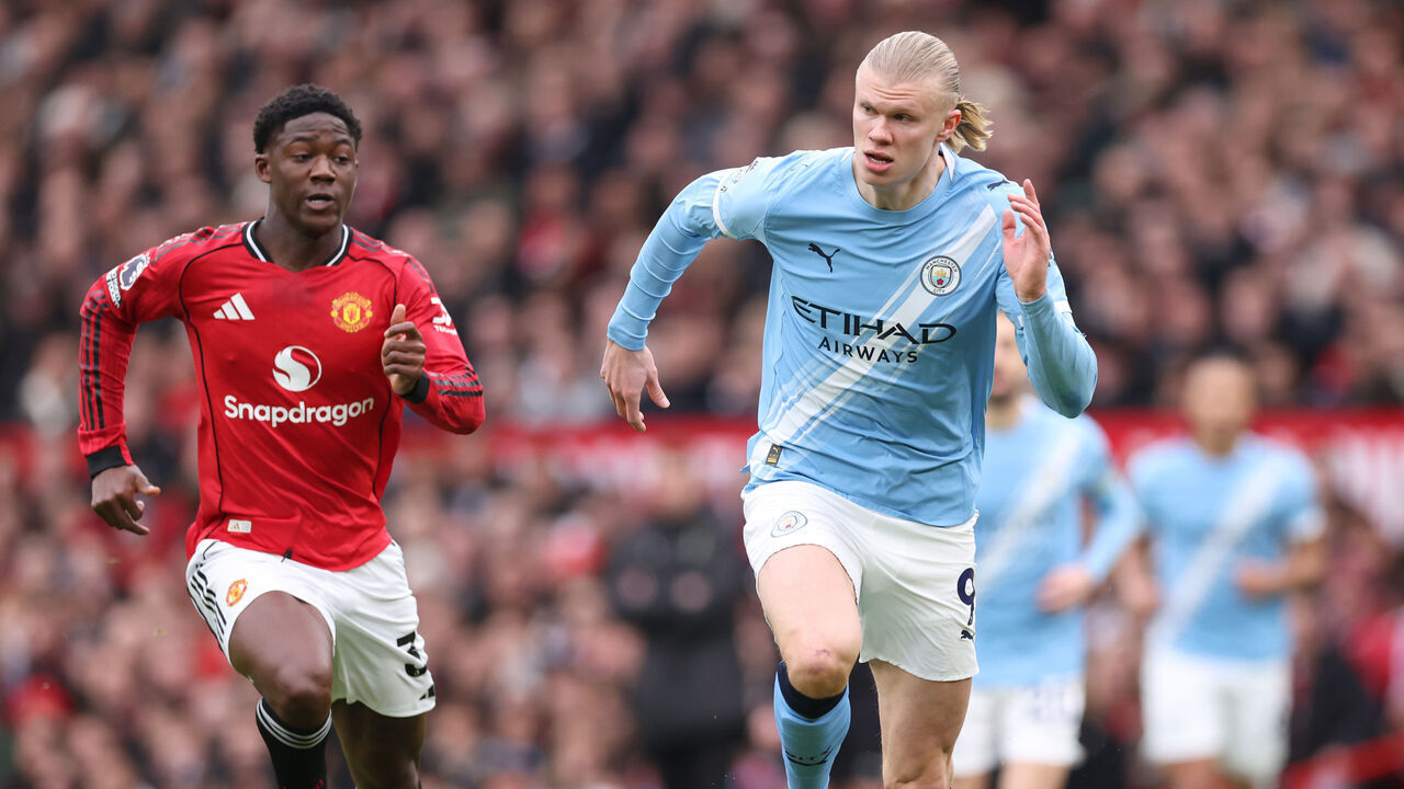 MANCHESTER, ENGLAND - JANUARY 17: Erling Haaland of Manchester City and Kobbie Mainoo of Manchester United during the Premier League match between Manchester United and Manchester City at Old Trafford on January 17, 2026 in Manchester, England.