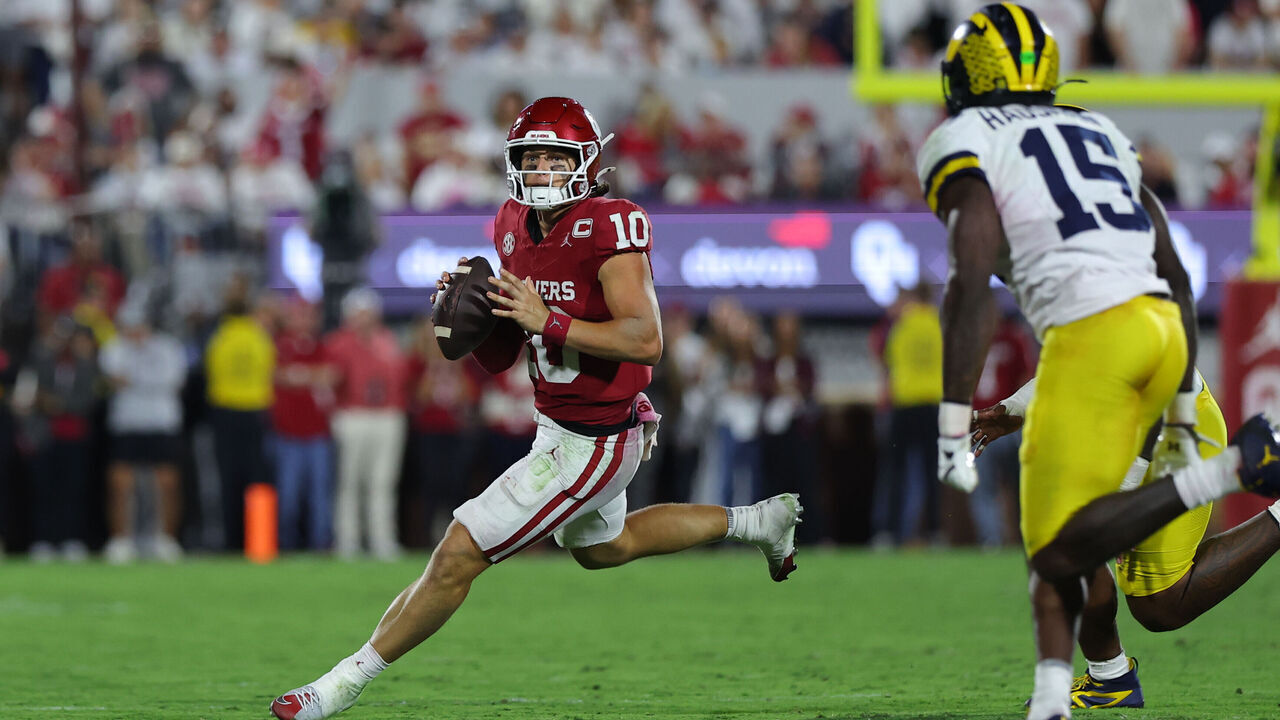 NORMAN, OK - SEPTEMBER 06: Oklahoma quarterback John Mateer (10) runs outside of the pocket during the college football game between the Oklahoma Sooners and the Michigan Wolverines on September 6, 2025, at Gaylord Family Oklahoma Memorial Stadium in Norman, OK.