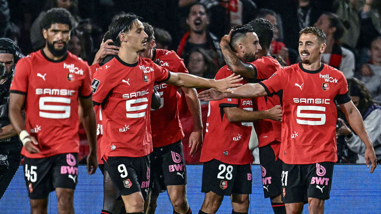 Rennes' French midfielder #28 Adrien Thomasson (C) celebrates with teammates after scoring the opening goal during the French L1 football match between Stade Rennais FC and Olympique de Marseille (OM) at the Roazhon Park stadium in Rennes, western France, on September 11, 2026.