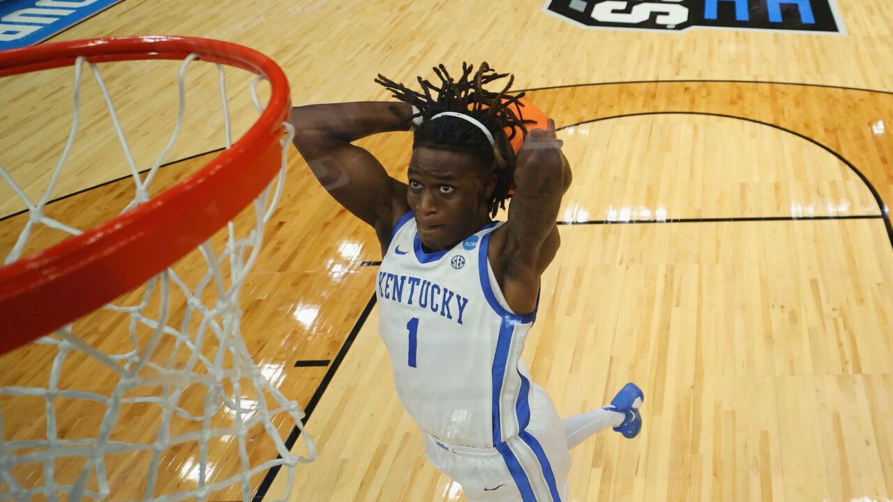 ST LOUIS, MISSOURI - MARCH 20: Denzel Aberdeen #1 of the Kentucky Wildcats dunks against the Santa Clara Broncos in overtime during the first round of the 2026 NCAA Men's Basketball Tournament held at Enterprise Center on March 20, 2026 in St Louis, Missouri.