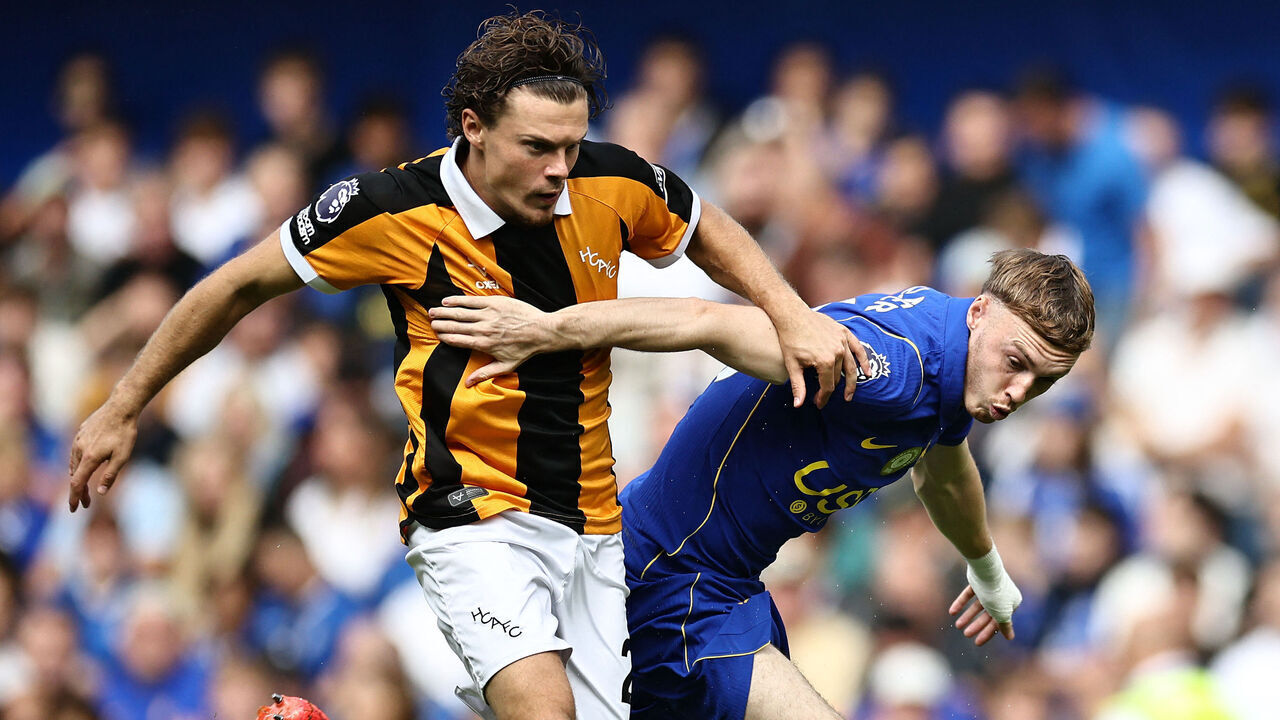 Hull City's English midfielder #27 Regan Slater (L) vies with Chelsea's English midfielder #10 Cole Palmer during the English Premier League football match between Chelsea and Hull City at Stamford Bridge in London on September 12, 2026. / RESTRICTED TO EDITORIAL USE. No use with unauthorized audio, video, data, fixture lists, club/league logos or 'live' services. Online in-match use limited to 120 images. An additional 40 images may be used in extra time. No video emulation. Social media in-match use limited to 120 images. An additional 40 images may be used in extra time. No use in betting publications, games or single club/league/player publications. /