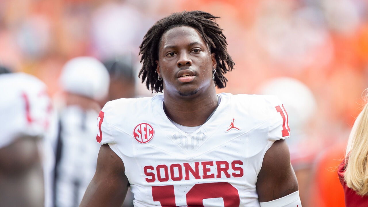 AUBURN, ALABAMA - SEPTEMBER 28: Linebacker Kip Lewis #10 of the Oklahoma Sooners prior to their game against the Auburn Tigers at Jordan-Hare Stadium on September 28, 2024 in Auburn, Alabama.