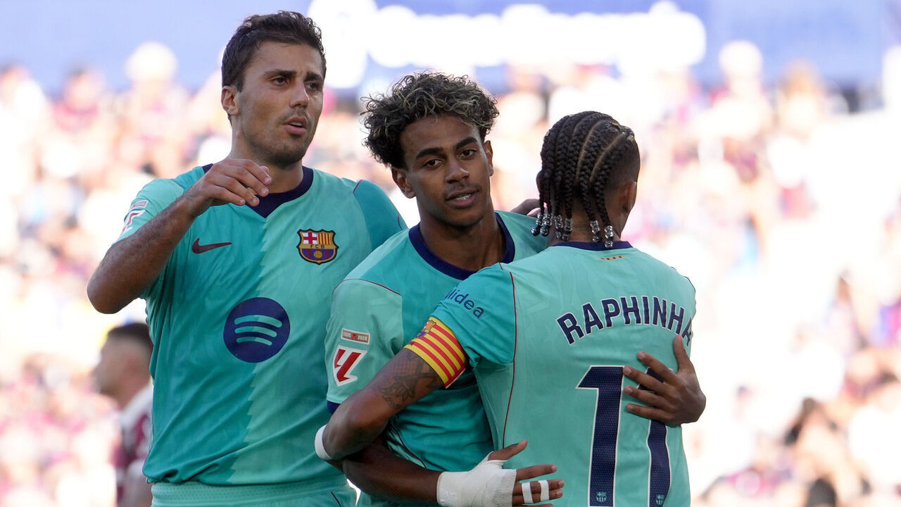 VALENCIA, SPAIN - SEPTEMBER 13: Lamine Yamal of Barcelona celebrates after scoring his teams third goal from the penalty spot during the LaLiga EA Sports 2026/27 match between Levante UD and FC Barcelona at Ciutat de Valencia on September 13, 2026 in Valencia, Spain.