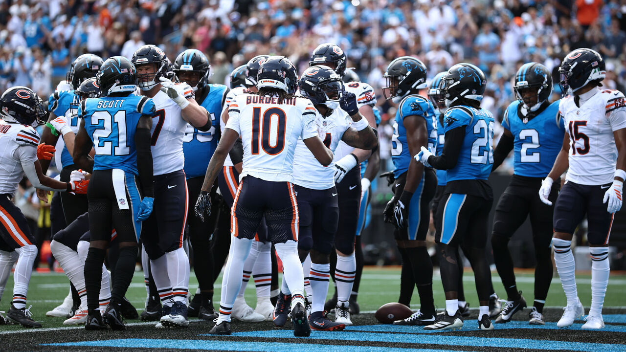 CHARLOTTE, NORTH CAROLINA - SEPTEMBER 13: D'Andre Swift #4 of the Chicago Bears celebrates after his rushing touchdown against the Carolina Panthers in the first quarter of a game at Bank of America Stadium on September 13, 2026 in Charlotte, North Carolina.