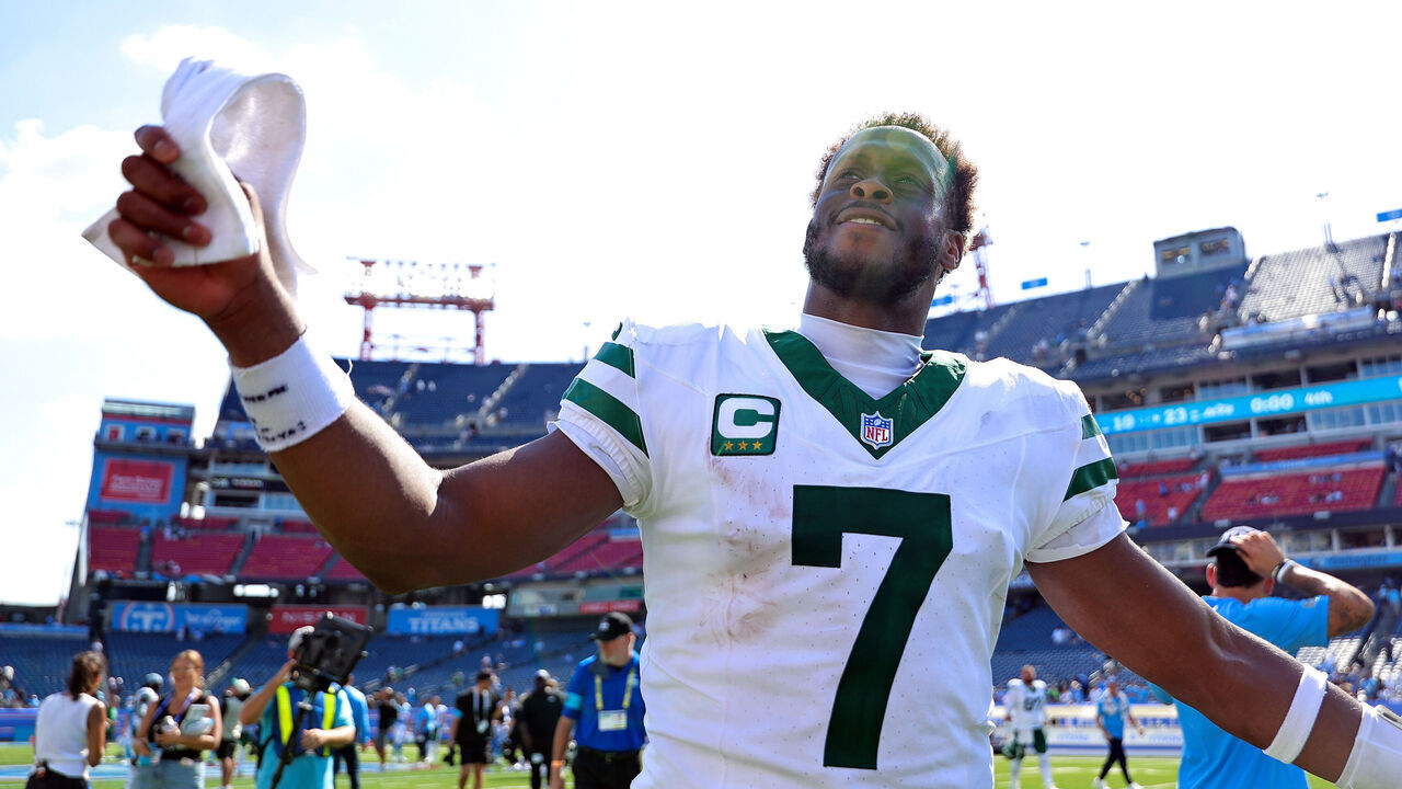NASHVILLE, TENNESSEE - SEPTEMBER 13: Geno Smith #7 of the New York Jets reacts after the game against the Tennessee Titans at Nissan Stadium on September 13, 2026 in Nashville, Tennessee.