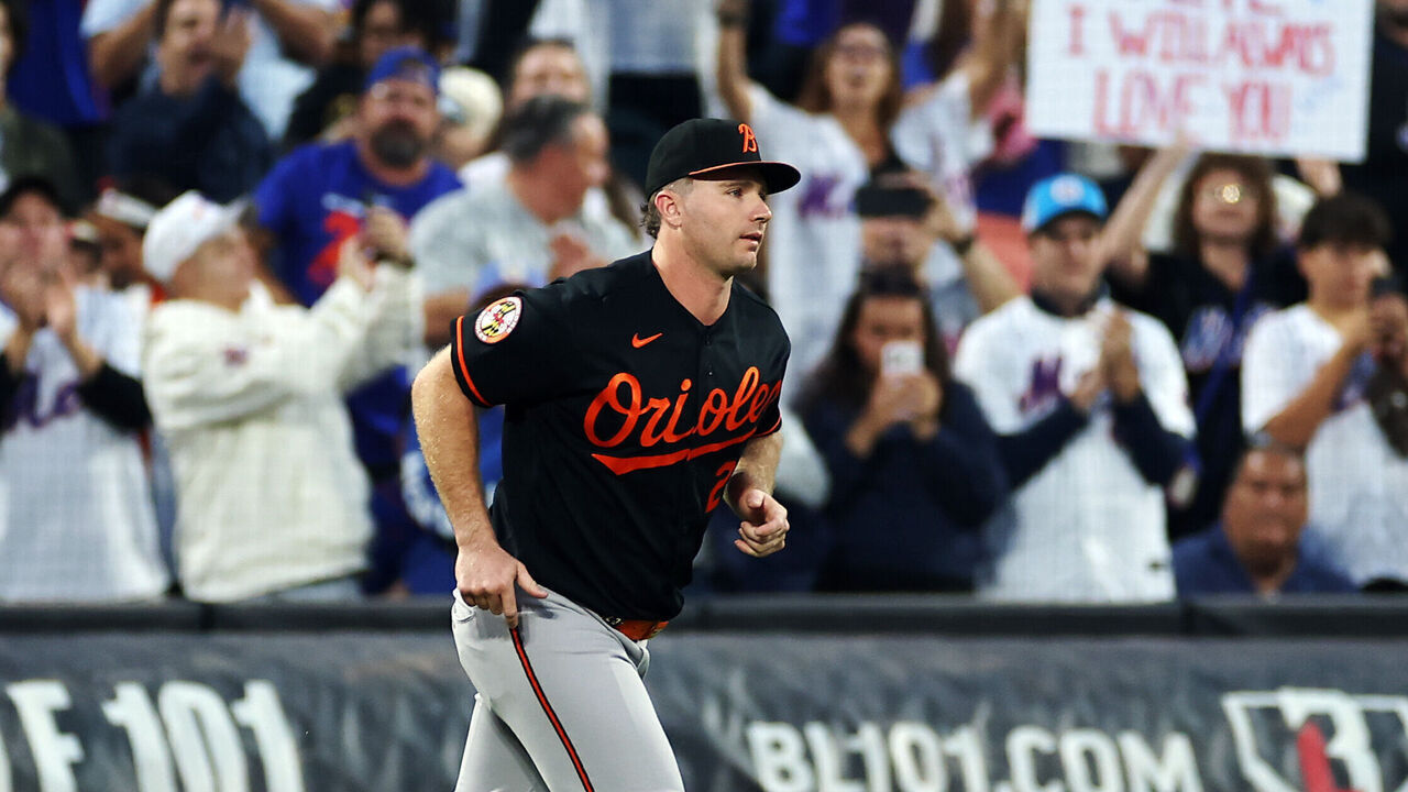 NEW YORK, NEW YORK - SEPTEMBER 14: Pete Alonso #25 of the Baltimore Orioles takes the field as fans hold up signs to welcome him back to Citi Field during the first inning against the New York Mets at Citi Field on September 14, 2026 in the Queens borough of New York City.