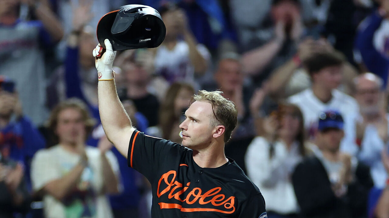 NEW YORK, NEW YORK - SEPTEMBER 14: First baseman Pete Alonso #25 of the Baltimore Orioles acknowledges the crowd in his first at-bat during the first inning against the New York Mets at Citi Field on September 14, 2026 in the Queens borough of New York City.