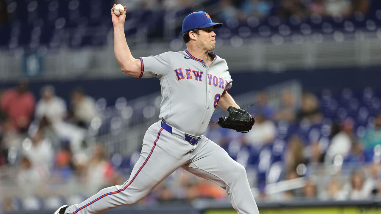 MIAMI, FLORIDA - SEPTEMBER 09: Robert Stock #89 of the New York Mets delivers during the first inning against the Miami Marlins at loanDepot park on September 09, 2026 in Miami, Florida.