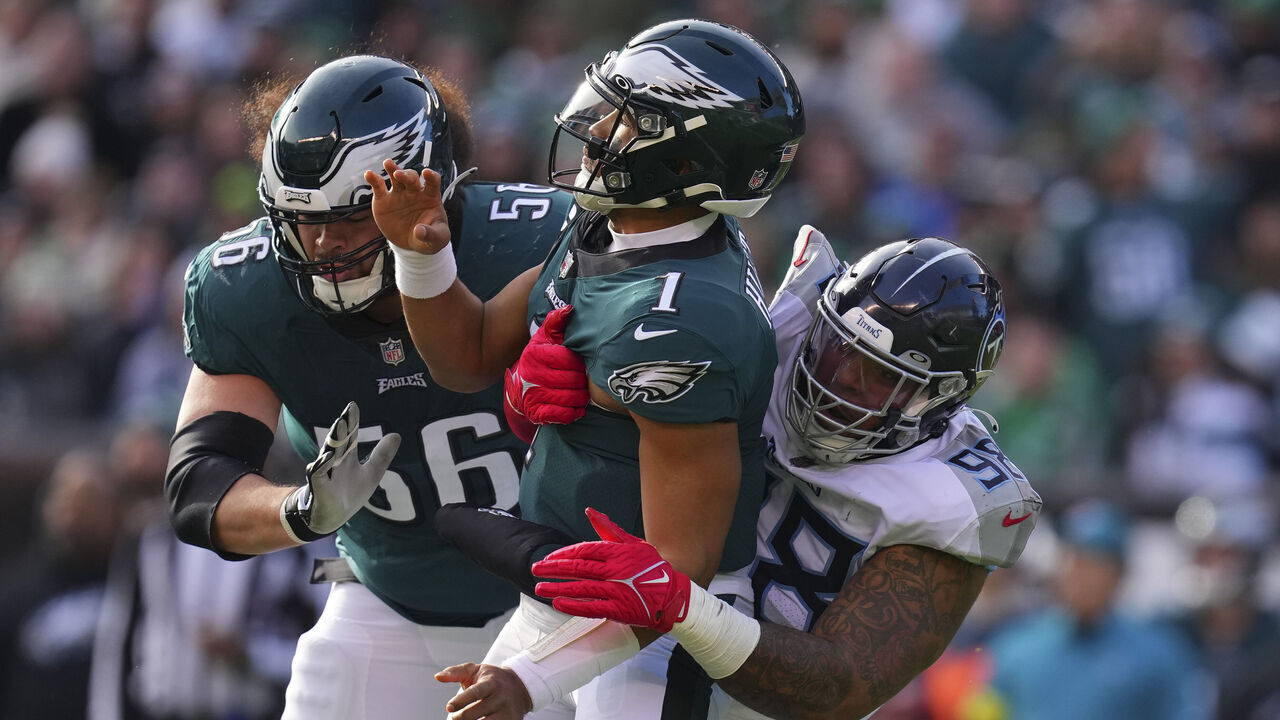 PHILADELPHIA, PA - DECEMBER 04: Jeffery Simmons #98 of the Tennessee Titans pressures Jalen Hurts #1 of the Philadelphia Eagles at Lincoln Financial Field on December 4, 2022 in Philadelphia, Pennsylvania.
