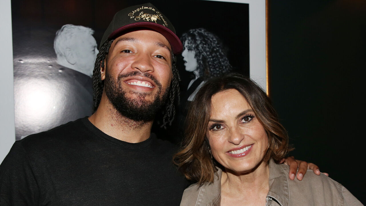 NEW YORK, NEW YORK - JUNE 26: (EXCLUSIVE COVERAGE) Jalen Brunson and Mariska Hargitay pose backstage at "Every Brilliant Thing" on Broadway at The Hudson Theatre on June 26, 2026 in New York City.