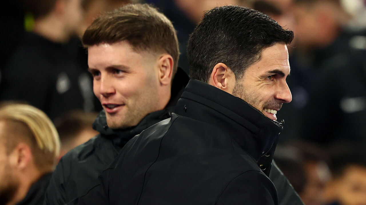 BRIGHTON, ENGLAND - JANUARY 4: Arsenal Manager Mikel Arteta with Brighton & Hove Albion manager Fabian Hurzeler during the Premier League match between Brighton & Hove Albion FC and Arsenal FC at Amex Stadium on January 4, 2025 in Brighton, England.
