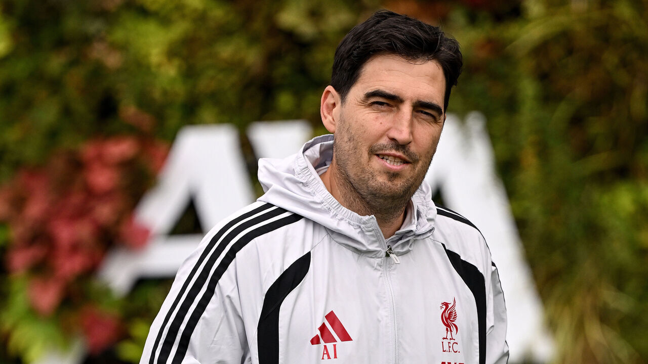 KIRKBY, ENGLAND - SEPTEMBER 17: (THE SUN OUT, THE SUN ON SUNDAY OUT) Andoni Iraola head coach of Liverpool during a training session at AXA Training Centre on September 17, 2026 in Kirkby, England.