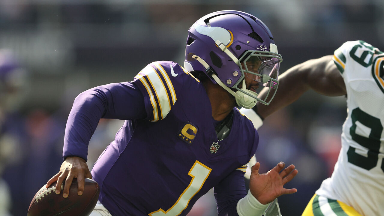 MINNEAPOLIS, MINNESOTA - SEPTEMBER 13: Kyler Murray #1 of the Minnesota Vikings runs the ball in the first quarter of a game against the Green Bay Packers at U.S. Bank Stadium on September 13, 2026 in Minneapolis, Minnesota.