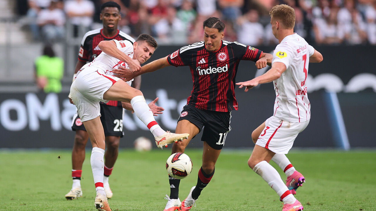 FRANKFURT AM MAIN, GERMANY - SEPTEMBER 19: Younes Ebnoutalib of Eintracht Frankfurt is challenged by Yannik Engelhardt and Philipp Lienhart of SC Freiburg during the Bundesliga 2026/27 match between Eintracht Frankfurt and Sport-Club Freiburg at Deutsche Bank Park on September 19, 2026 in Frankfurt am Main, Germany.