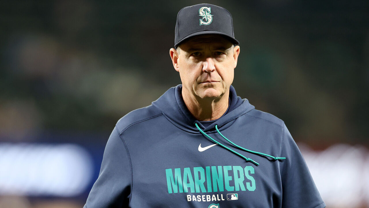 SEATTLE, WASHINGTON - SEPTEMBER 08: Manager Dan Wilson #6 of the Seattle Mariners reacts after a pitching change during the fifth inning against the Texas Rangers at T-Mobile Park on September 08, 2026 in Seattle, Washington.