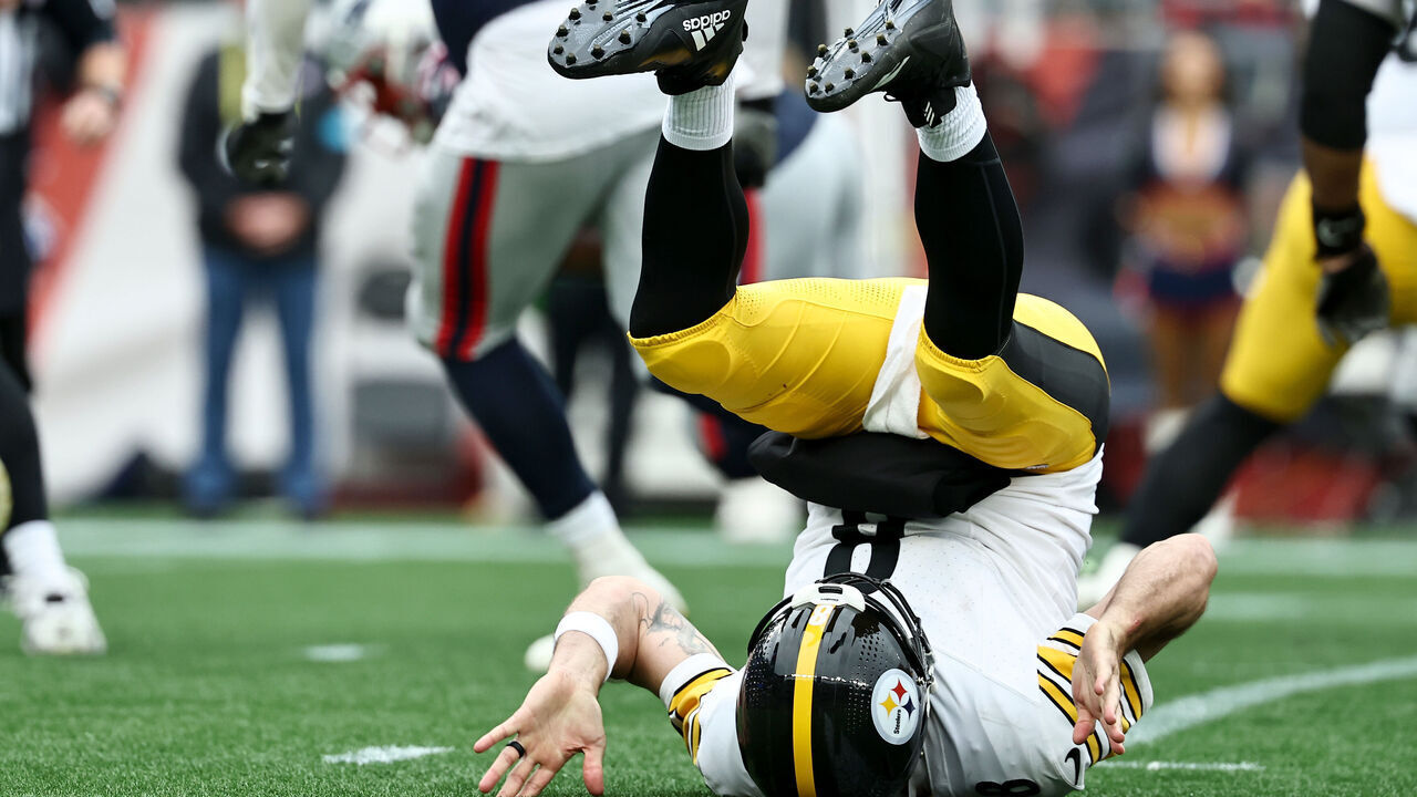 FOXBOROUGH, MASSACHUSETTS - SEPTEMBER 20: Aaron Rodgers #8 of the Pittsburgh Steelers fumbles the ball against the New England Patriots during the fourth quarter of the game at Gillette Stadium on September 20, 2026 in Foxborough, Massachusetts.
