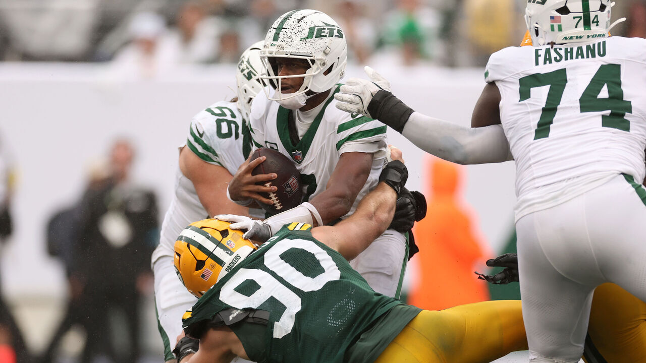 EAST RUTHERFORD, NEW JERSEY - SEPTEMBER 20: Geno Smith #7 of the New York Jets is sacked by Lukas van Ness #90 of the Green Bay Packers during overtime of the game at MetLife Stadium on September 20, 2026 in East Rutherford, New Jersey.