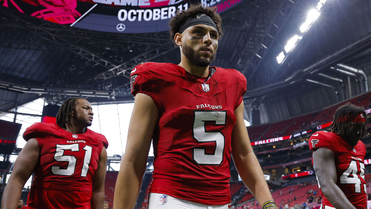 ATLANTA, GEORGIA - SEPTEMBER 20: Drake London #5 of the Atlanta Falcons leaves the field after his team's 34-3 loss against the Carolina Panthers at Mercedes-Benz Stadium on September 20, 2026 in Atlanta, Georgia.