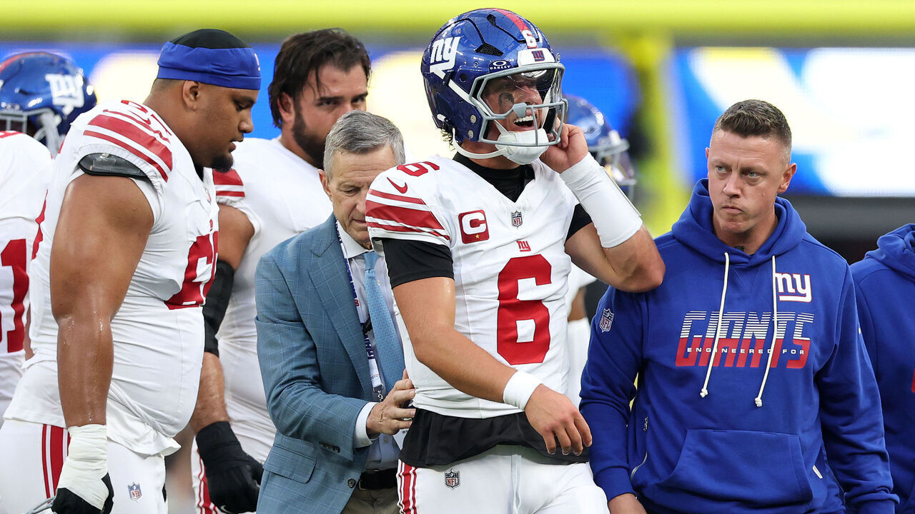 INGLEWOOD, CALIFORNIA - SEPTEMBER 21: Jaxson Dart #6 of the New York Giants walks off the field after a play against the Los Angeles Rams during the first quarter of the game at SoFi Stadium on September 21, 2026 in Inglewood, California.