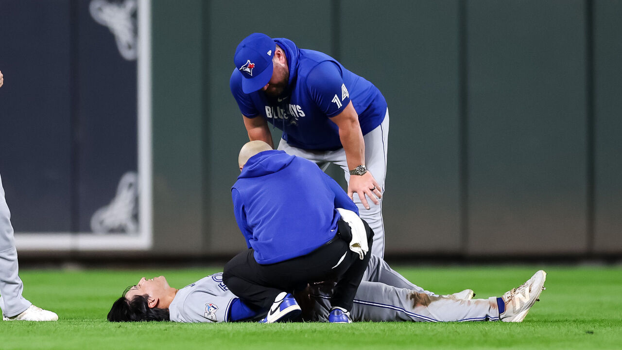 BALTIMORE, MARYLAND - SEPTEMBER 21: Brett Bateman #21 of the Toronto Blue Jays falls to the ground with an injury during the second inning against the Baltimore Orioles at Oriole Park at Camden Yards on September 21, 2026 in Baltimore, Maryland.
