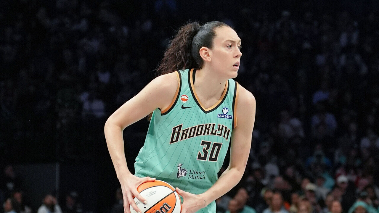 BROOKLYN, NY - SEPTEMBER 21: Breanna Stewart #30 of the New York Liberty handles the ball during the game against the Atlanta Dream on September 21, 2026 at Barclays Center Arena in Brooklyn, New York. Mandatory Copyright Notice: Copyright 2026 NBAE