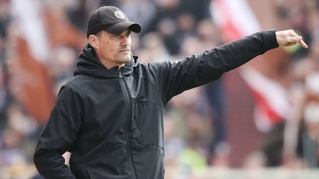 16 May 2026, Hamburg: Soccer, Men: Bundesliga, FC St. Pauli - VfL Wolfsburg, Matchday 34, Millerntor Stadium, Coach Alexander Blessin (FC St. Pauli) gesticulates on the sidelines. Photo: Christian Charisius/dpa - IMPORTANT NOTE: In accordance with the regulations of the DFL German Football League and the DFB German Football Association, it is prohibited to utilize or have utilized photographs taken in the stadium and/or of the match in the form of sequential images and/or video-like photo series.